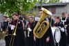 Orkiestra stoi przed kościołem